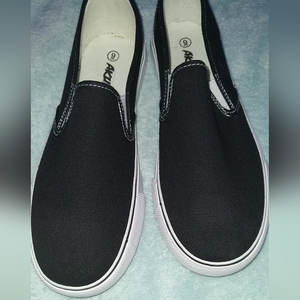 Akuma™ Women's size 9 black slip on shoes